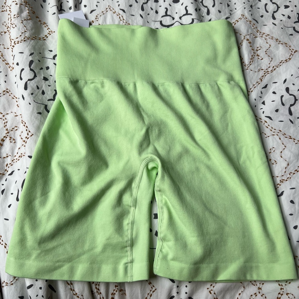 NWT TnaBUTTER™ Atmosphere Hi-Rise 7"  Bike Short